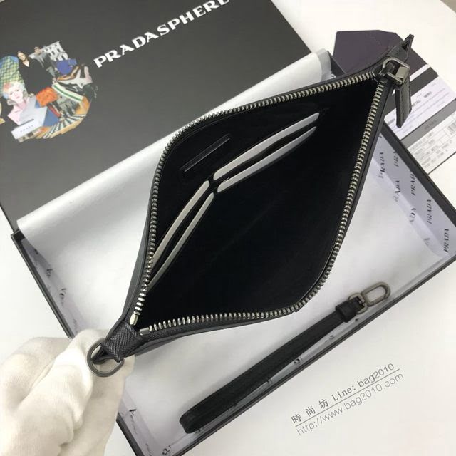 prada男包 普拉達經典升級版手拿包 2NG05V Prada十字紋牛皮包 Prada男士手包  pyd2324
